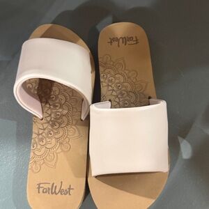 Thinking Brand New Far West Size 9, Super Squishy, Comfortable Sandals
